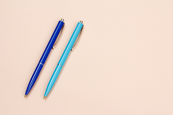 포토 JPG 해외이미지 템플릿 학생 교육 컬러 백그라운드 컨셉 비즈니스 학교 잉크 실내 사람없음 빨간색 파란색 사무실 펜 볼펜 우주 공백 장비 정상 오브젝트 사인 제비 항공촬영 출판 공급 해외202310 해외포토 뷰포인트 조류 내부 필기구 파일형식