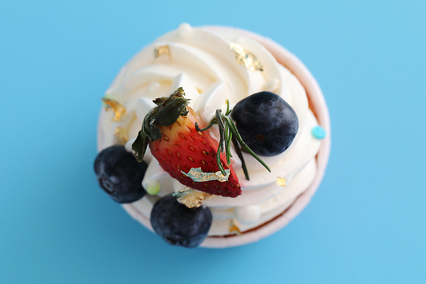 포토 JPG 해외이미지 딸기 사람없음 장식 하이앵글 달콤 컵케이크 생크림 파란배경 블루베리 금박장식 스프링클 해외202310 해외포토 뷰포인트 백그라운드 과일 파란색 케이크 맛 크림 파일형식