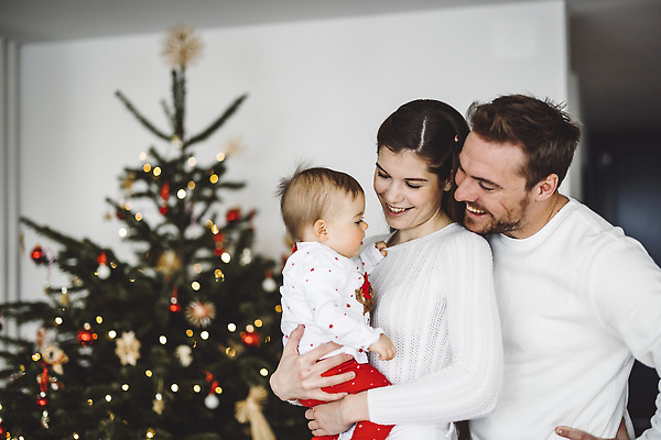 포토 JPG 해외이미지 나무 백인 모자 커플 딸 행복 별 어린이 크리스마스 통신 가족 엄마 남편 휴가 전등 새해 아파트 주택 실내 3 선물 사람 앉기 내부 장식 세명 뷰티 축제 기쁨 축하 잡기 아내 분위기 아빠 정상 어깨 주기 넣기 크리스마스이브 해외202310 해외포토 자연요소 서양인 식물 잡화 기념일 감정 컨셉 관계 모션 조명 건물 신체부위 파일형식