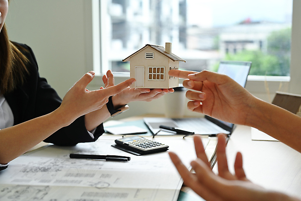 포토 JPG 해외이미지 손 여자 들기 상반신 성인 두명 신체부위 노트북 펜 설계도 계산기 가리킴 창가 건축모형 성인여자만 인테리어디자이너 해외202310 해외포토 직업 창문 모션 문구용품 건설업 사람 손짓 전자제품 필기구 모형 장비 여자만 성인만 파일형식