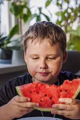 포토 JPG 해외이미지 식물 남자 어린이 조각 수박 한명 들기 소년 상반신 아웃포커스 먹기 소년한명만 해외202310 해외포토 1 과일 모션 촬영기법 사람 남자한명만 소년만 파일형식