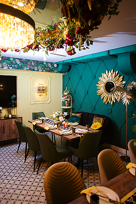 포토 JPG 해외이미지 식기 접시 디자인 음료 음식 가구 의자 탁자 휴식 조명 바닥 서브 기념 실내 이벤트 사람없음 내부 장식 세트 파티 요식업 식당 식사 저녁식사 카페 방 낭만 식탁보 램프 축하 휴게실 고급 우아함 은색 먹기 서비스 설정 스타일 비어있는 해외202310 해외포토 산업 컬러 생활용품 컨셉 모션 상점 파일형식