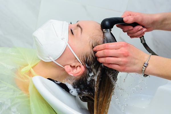 포토 JPG 해외이미지 백인 직업 라이프스타일 헤어스타일 손 여자 의자 실내 건강 가면 한명 미소 사람 소녀 성인 옆모습 물 금발 뷰티 머리 건강관리 상점 작업 씻기 미용사 종업원 서비스 만들기 테라피 돌봄 위생관리 스타일 해외202310 해외포토 자연요소 서양인 1 어린이 뷰포인트 가구 모션 표정 관리 내부 생활 신체부위 청결 파일형식