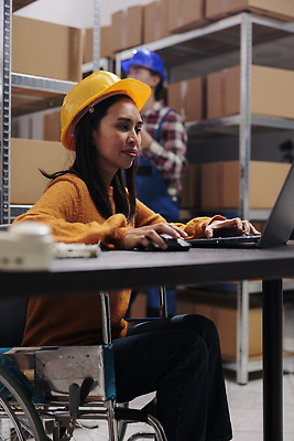 포토 JPG 해외이미지 여자 남자 의자 탁자 노동자 실내 앉기 동양인 상반신 성인 두명 옆모습 노트북 상자 작업 안전모 물류창고 성인만 해외202310 해외포토 직업 뷰포인트 가구 모션 사람 인종 내부 전자제품 헬멧 안전장비 창고 파일형식