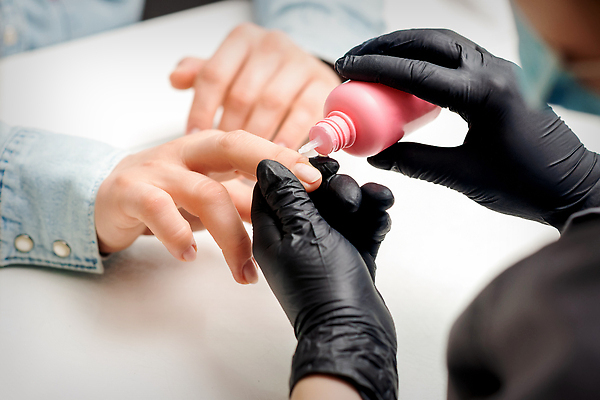 포토 JPG 해외이미지 손 여자 성인 두명 신체부위 잡기 오일 손톱관리 위생장갑 네일샵 성인여자만 해외202310 해외포토 음식 장갑 모션 사람 상점 화장품 네일아트 여자만 성인만 파일형식