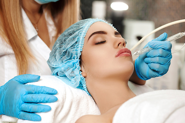 포토 JPG 해외이미지 모델 직업 손 여자 얼굴 신체 휴식 건강 병원 사람 성인 두명 치료 뷰티 약 건강관리 상점 스파 화장품 장비 환자 의사 기구 신선 매끈함 플라스틱 미용사 청소 피부 테라피 순서 돌봄 치료사 해외202310 해외포토 컨셉 의학 모션 재질 관리 신체부위 의료진 감각 파일형식