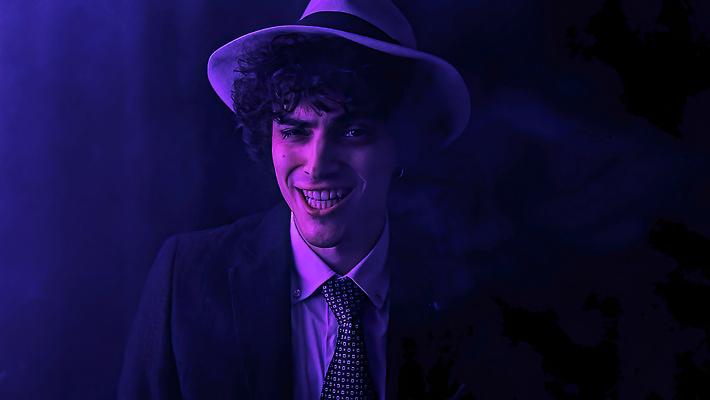 포토 JPG 해외이미지 모자 라이프스타일 남자 행복 감정 음악 노래 모션 갈색머리 한명 미소 사람 정장 파티 머리 유행 기쁨 댄서 가수 표현 춤 괴짜 시원함 싱글 흥분 오디오 고립 녹음기 바보 스타일 힙스터 해외202310 해외포토 직업 1 헤어스타일 잡화 옷 패션 컨셉 문화예술 표정 이벤트 생활 신체부위 전자제품 음악가 파일형식 녹음_기록