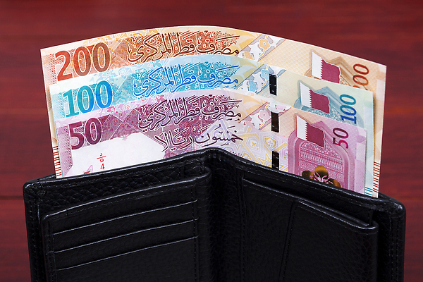 포토 JPG 해외이미지 종이 지폐 돈 비즈니스 사람없음 금융 경제 쪽지 저축 지갑 재산 카타르 계산서 해외202310 해외포토 중동 파일형식