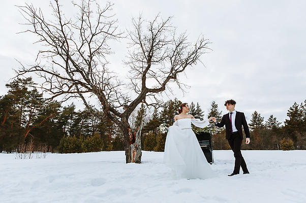 포토 JPG 해외이미지 응시 꽃 악기 음악 꽃다발 웨딩드레스 신랑 결혼 꽃무늬 자연 결혼식 넥타이 친절 사랑 한명 장식 컬러풀 뷰티 파티 냉동 낭만 코트 피아노 숲 복고 북쪽 뮤지컬 해외202310 해외포토 식물 1 시선 잡화 드레스 감정 컬러 컨셉 무늬 문화예술 사람 이벤트 외투 건반악기 방향 생태계 파일형식