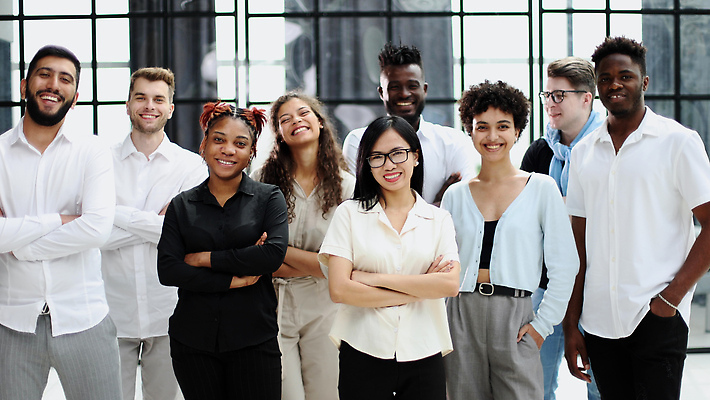 포토 JPG 해외이미지 전신 직업 응시 여자 남자 행복 여행 비즈니스 창문 성공 협력 실내 서기 미소 사람 여러명 가로 사무실 걷기 작업 비즈니스맨 비즈니스우먼 복도 변화 결합 동료 시작 커뮤니티 적재 진행 염원 평등 자극 부족함 해외202310 해외포토 시선 감정 다수 컨셉 관계 모션 표정 내부 직장인 파일형식