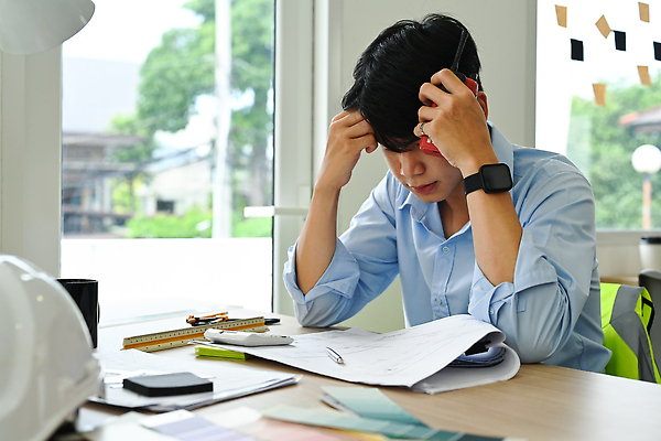 포토 JPG 해외이미지 남자 자 한명 들기 앉기 상반신 성인 펜 설계도 안전모 집중 창가 책상 고민 포스트잇 무전기 안전조끼 컬러리스트 성인남자한명만 인테리어디자이너 해외202310 해외포토 컬러칩 직업 1 감정 가구 컨셉 창문 모션 무선통신 문구용품 건설업 사람 필기구 메모지 헬멧 안전장비 남자한명만 성인남자만 파일형식