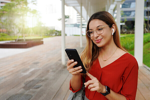포토 JPG 해외이미지 백인 모델 직업 행복 안경 스포츠 이어폰 비즈니스 사업가 아침 모바일 휴식 노동자 한명 미소 야외 스마트폰 핸드폰 뷰티 외침 관찰 타이핑 잡기 도시 무선전화기 히스패닉 동영상 경영 카피스페이스 브라질사람 해외202310 해외포토 주간 서양인 1 잡화 감정 음향기기 컨셉 모션 표정 사람 전자제품 스마트기기 소리 공백 전화기 파일형식