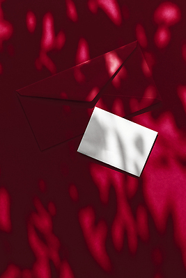 포토 JPG 해외이미지 종이 편지봉투 그림자 사람없음 빨간색 햇빛 그늘 감성 카피스페이스 해외202310 해외포토 컬러 컨셉 봉투 태양 공백 편지 파일형식