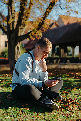 포토 JPG 해외이미지 백인 직업 라이프스타일 공원 남자 행복 여행 백그라운드 자연 기술 한명 사람 앉기 풍경 성인 취미 야외 초록색 스마트폰 핸드폰 햇빛 뷰티 유행 여행객 카메라 디지털 사진촬영 고요 장비 가을 잡기 도시 작업 숲 사진사 그림 자연백그라운드 해외202310 해외포토 서양인 1 계절 공공시설 감정 컬러 모션 생활 전자제품 스마트기기 태양 촬영 작가 생태계 파일형식
