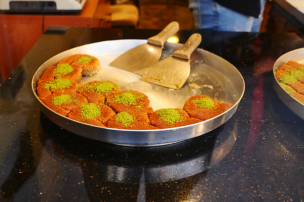 포토 JPG 해외이미지 전통 접시 손 문화 음식 패턴 디저트 건강 사탕 요리 사람없음 갈색 어둠 기쁨 빵집 견과류 선택 달콤 설탕 굽기 먹기 반죽 시럽 아랍어 어려움 전국 페스츄리 핸드메이드 바클라바 맛있는 튀르키예 해외202310 해외포토 식기 감정 아시아 빵 컬러 컨셉 무늬 모션 신체부위 상점 맛 구이 파일형식