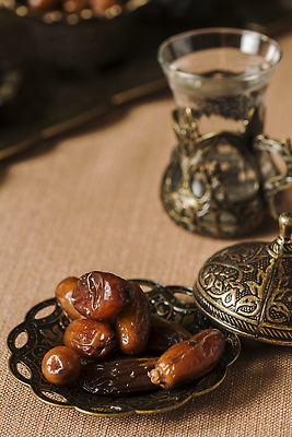 포토 JPG 해외이미지 나무 전통 종교 문화 음료 음식 과일 중동 유리 디저트 건강 이집트 손바닥 사람없음 컵 물 빛 노란색 축제 골동품 만 날짜 사발 의식 달콤 맛 이슬람교 지중해 대추 동쪽 묵주 사우디아라비아 내추럴 연소 단식 라마단 아랍어 옛날 이국적 해외202310 해외포토 자연요소 식물 식기 손 나라 바다 컬러 컨셉 종교용품 아프리카 재질 사기그릇 방향 파일형식