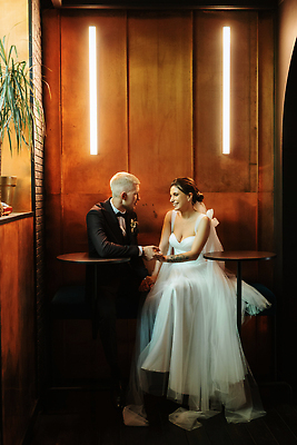 포토 JPG 해외이미지 드레스 남자 행복 음료 신랑 결혼 가족 함께함 실내 한명 뷰티 갈색 유행 식당 산책 카페 흰색 칵테일 바 분위기 신발장 해외202310 해외포토 1 옷 감정 컬러 컨셉 관계 휴식 주류 사람 이벤트 내부 상점 파일형식