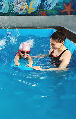 포토 JPG 해외이미지 백인 여자 수영복 어린이 스포츠 수업 수영장 상반신 성인 두명 앞모습 옆모습 교사 수영 잡기 가르침 물안경 수영용품 수영모 수영강습 소녀만 해외202310 해외포토 서양인 직업 옷 교육 스포츠용품 뷰포인트 모션 사람 수상스포츠 여자만 어린이만 파일형식