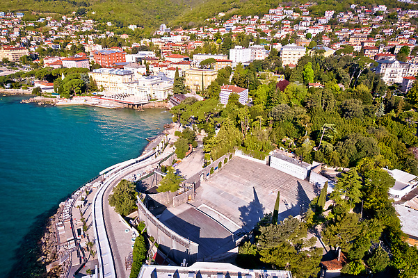 포토 JPG 해외이미지 공원 바다 건축양식 휴가 산 거리 안테나 풍경 사람없음 건물 초록색 물 여름 파란색 교회 탑 항구 경기장 산책로 전원 도시 만 역사 극장 지중해 빌라 정사각형 타운 크로아티아 로마인 해외202310 해외포토 자연요소 도형 건축물 계절 공공시설 건축 유럽 길 컬러 통신 스포츠시설 종교건축 교통시설 주택 인종 전기에너지 파일형식