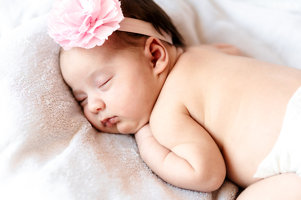 포토 JPG 해외이미지 여자 한명 눕기 귀여움 눈감음 이불 침대 아기 신생아 머리띠 낮잠 여자아기한명만 해외202310 해외포토 1 가구 컨셉 장신구 침구 모션 사람 잠 여자한명만 여자아기만 파일형식