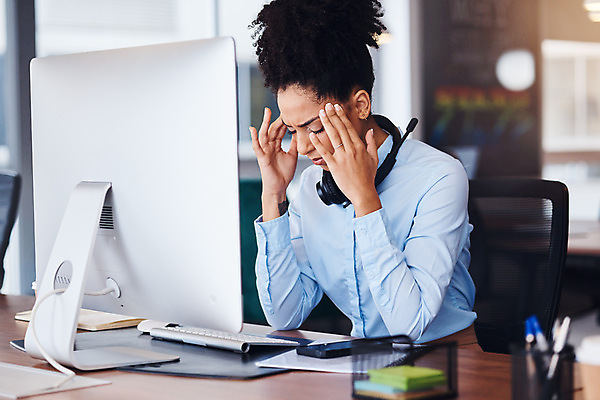 포토 JPG 해외이미지 손 여자 의자 스트레스 피곤 한명 앉기 상반신 성인 스마트폰 사무실 펜 모니터 눈감음 기댐 키보드 누름 졸음 상담원 책상 문서 연필꽂이 성인여자한명만 해외202310 해외포토 1 감정 가구 컨셉 비즈니스 모션 문구용품 사람 신체부위 핸드폰 스마트기기 컴퓨터 필기구 사무원 여자한명만 성인여자만 파일형식