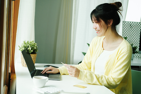 포토 JPG 해외이미지 여자 행복 돈 인터넷 비즈니스 통신 한명 미소 사람 동양인 노트북 쇼핑 컴퓨터 세일 공책 잡기 비즈니스맨 신용카드 닫기 구매 고객 상업 전자 결제 온라인쇼핑 온라인 전자상거래 인출 프리랜서 중소기업 해외202310 해외포토 직업 1 남자 감정 회사 모션 문구용품 표정 인종 금융 전자제품 직장인 재산 파일형식