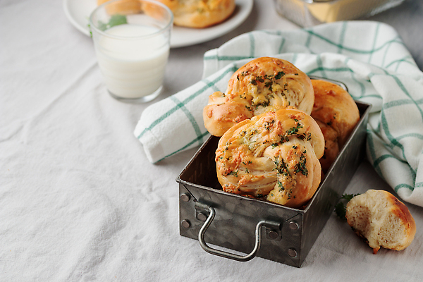 포토 JPG 해외이미지 음식 파슬리 사람없음 식사 우유 신선 아침식사 인스턴트 굽기 번 페스츄리 핸드메이드 해외202310 해외포토 빵 채소 유제품 구이 파일형식