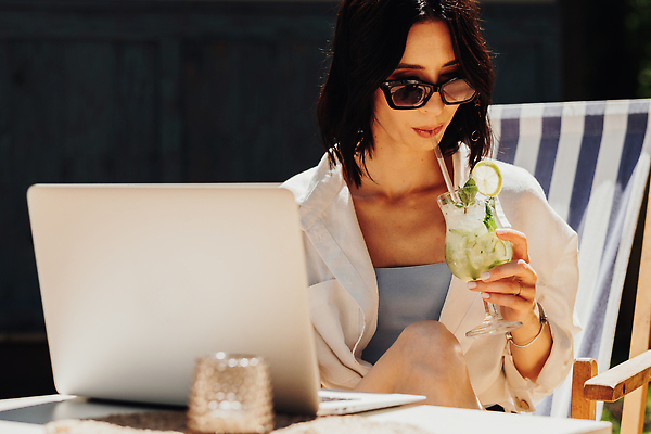 포토 JPG 해외이미지 직업 여자 음료 인터넷 갈색머리 한명 사람 성인 야외 노트북 컴퓨터 선글라스 유행 식당 공책 업무 칵테일 종업원 경영자 부름 멀리 온라인 동영상 모히토 소셜미디어 프리랜서 스타일 카피스페이스 해외202310 해외포토 1 헤어스타일 안경 모션 문구용품 주류 전자제품 상점 공백 작업 리더 파일형식