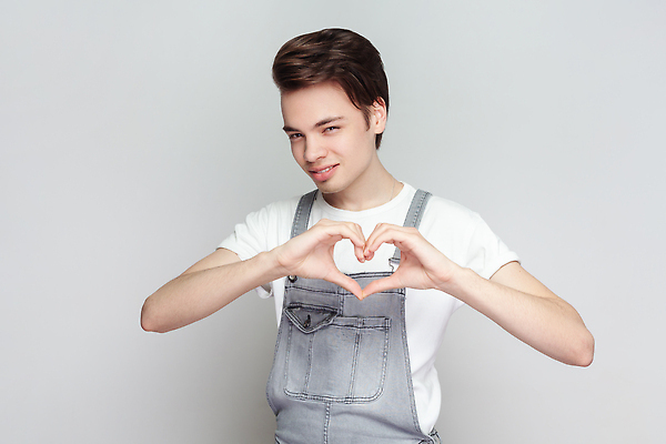 포토 JPG 해외이미지 모양 백인 라이프스타일 손 남자 행복 회색배경 아이디어 실내 발렌타인데이 건강 사랑 한명 웃음 사람 동양인 소년 평화 희망 우정 낭만 흰색 화려 시원함 집중 심볼 사인 만들기 보여주기 고립 헬프 자선단체 혼혈 해외202310 해외포토 서양인 1 감정 어린이 컬러 백그라운드 컨셉 모션 데이이벤트 표정 인종 내부 생활 신체부위 친구 회색 도움 그룹 다문화 자선 파일형식