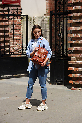 포토 JPG 해외이미지 라이프스타일 옷 계절 여자 여행 운동화 신발 가방 바지 배낭 학교 휴가 거리 갈색머리 한명 여름 파란색 뷰티 갈색 유행 이탈리아 산책 흰색 청바지 도시 스페인 가죽 타운 스타일 힙스터 해외202310 해외포토 1 헤어스타일 잡화 교육 패션 유럽 컬러 하의 휴식 사람 생활 파일형식