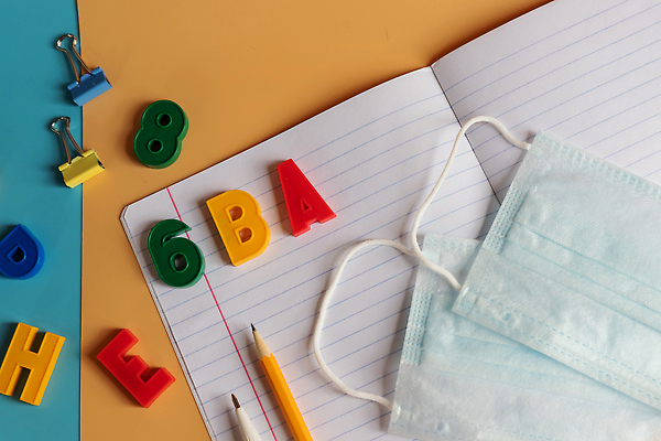 포토 JPG 해외이미지 학생 교육 백그라운드 컨셉 장신구 교실 학교 탁자 문구용품 새로움 거리 건강 가면 마스크 안전 사람없음 학습 스터디 연필 펜 공책 펼침 장비 호흡기관 바이러스 보호 책상 신학기 예방 위생관리 전염병 초보 플랫레이 카피스페이스 코로나바이러스 해외202310 해외포토 가구 모션 학용품 관리 필기구 공백 장기_의학 플랫 질병 오브젝트 파일형식