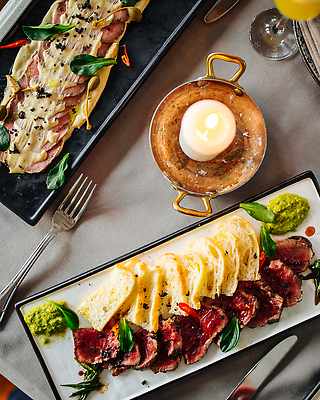 포토 JPG 해외이미지 접시 음식 조각 요리 사람없음 식당 식사 이탈리아 소고기 굽기 지중해 참치 등심 식품점 해외202310 해외포토 식기 유럽 바다 육류 어류 상점 구이 파일형식