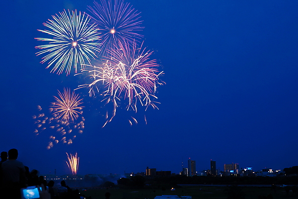 포토 JPG 해외이미지 백그라운드 밤하늘 폭죽 불꽃놀이 사람없음 야외 반짝임 공백 발광 해외202310 해외포토 모션 놀이 하늘 야간 파일형식