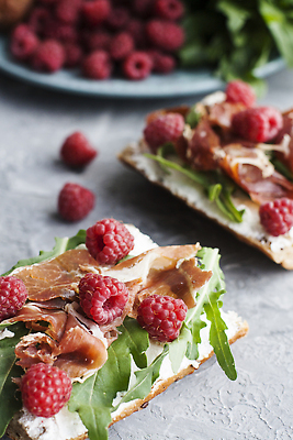 포토 JPG 해외이미지 접시 열매 음식 빵 백그라운드 다이어트 치즈 주택 건조 건강 육류 돼지고기 사람없음 빨간색 초록색 노란색 식사 저녁식사 활발 회색 흰색 신선 아침식사 바게트 다발 매움 햄 날것 향기 산딸기 토스트 점심식사 콘크리트 맛있는 페타치즈 프로슈토 리코타치즈 해외202310 해외포토 식물 식기 컬러 컨셉 과일 식재료 유제품 건물 맛 냄새 파일형식