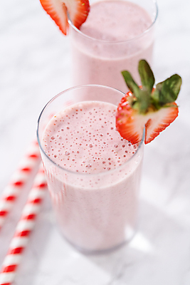 포토 JPG 해외이미지 음료 분홍색 딸기 잔 빨대 사람없음 하이앵글 딸기스무디 해외202310 해외포토 식기 뷰포인트 컬러 과일 스무디 파일형식