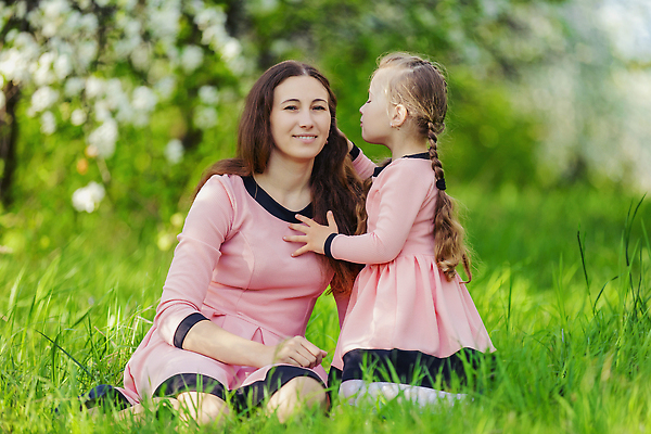 포토 JPG 해외이미지 전신 꽃 행복 어린이 모녀 키스 앉기 잔디 성인 야외 두명 여자만 시밀러룩 해외202310 해외포토 식물 딸 감정 가족 모션 엄마 사람 애정표현 커플룩 파일형식