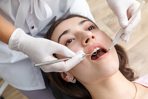 포토 JPG 해외이미지 직업 여자 건강 치과 병원 한명 사람 성인 치료 약 거울 장비 시험 환자 의사 공구 오픈 입 치아 확인 치과의사 치과용품 약속 방문 돌봄 위생관리 치통 성인여자만 구강학 해외202310 해외포토 1 교육 의학 모션 관리 신체부위 의료진 도구 의료용품 소화기관 질병 여자만 성인만 파일형식