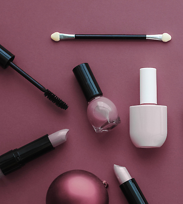 포토 JPG 해외이미지 사람없음 하이앵글 보라색 화장품 오브젝트 매니큐어 오너먼트 해외202310 해외포토 뷰포인트 컬러 크리스마스장식 뷰티 파일형식