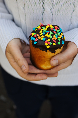 포토 JPG 해외이미지 백인 전통 라이프스타일 계절 여자 행복 기독교 종교 어린이 기념 아이디어 실내 종류 창조 선물 한명 미소 사람 사람없음 장식 가로 세로 유행 얼음 축제 봄 우유 흰색 잡기 생일 분위기 우아함 컵케이크 준비 부활절계란 긍정 번짐 점심식사 부족함 해외202310 해외포토 자연요소 서양인 1 기념일 감정 컬러 컨셉 모션 부활절 유제품 표정 내부 생활 케이크 계란 식사 파일형식 효과