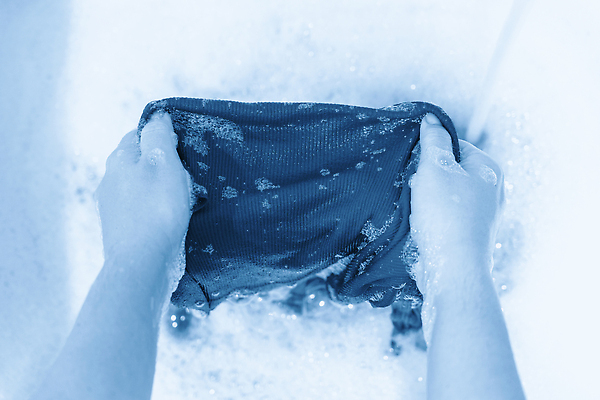 포토 JPG 해외이미지 라이프스타일 손 옷 여자 컬러 백그라운드 셔츠 가사 가정 주택 통 사람 사람없음 빨간색 물 파란색 거품 젖음 흰색 잡기 면 업무 점 얼룩 액체 닫기 빨래 정상 세제 순수 서비스 싱크대 비누 대야 세탁기 해외202310 해외포토 자연요소 컨셉 상의 모션 건물 생활 신체부위 위생용품 가전제품 작업 개수대 파일형식