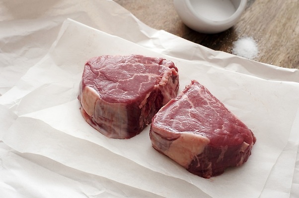 포토 JPG 해외이미지 음식 조각 2 육류 스테이크 비프스테이크 사람없음 목재 소고기 닫기 맛 준비 날것 소금 생식 정육점 해외202310 해외포토 나무 컨셉 식재료 재료 모션 서양음식 상점 파일형식