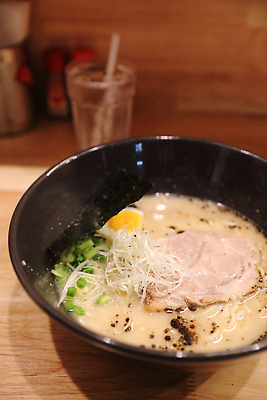 포토 JPG 해외이미지 전통 접시 아시아 문화 음식 백그라운드 채소 양파 뼈 건강 육류 돼지고기 요리 동양인 사람없음 초록색 식당 계란 일본 식사 저녁식사 중국 면 뜨거움 사발 수프 굽기 홋카이도 국수 토핑 점심식사 대두 삶기 핸드메이드 일본음식 맛있는 해외202310 해외포토 식기 나라 컬러 식재료 인종 상점 알 면류 사기그릇 구이 파일형식