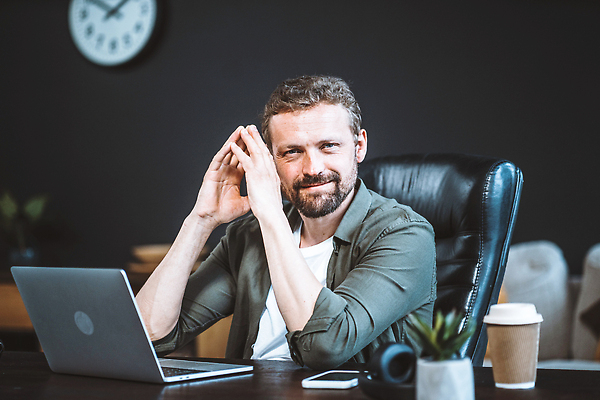 포토 JPG 해외이미지 직업 응시 성공 주택 한명 정장 사무실 자료 비즈니스맨 자신감 계획 결심 대표 집중 경영 의사결정 해외202310 해외포토 1 시선 옷 남자 감정 컨셉 비즈니스 사람 건물 직장인 파일형식