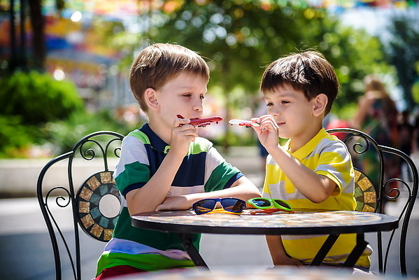 포토 JPG 해외이미지 백인 라이프스타일 행복 어린이 음식 2 가족 호텔 휴가 디저트 사랑 사람 앉기 소년 야외 두명 초록색 친구 선글라스 장난감 식당 식사 카페 기다림 달콤 아침식사 쇼핑몰 먹기 형제 점심식사 남동생 맛있는 해외202310 해외포토 서양인 남자 감정 안경 컬러 관계 모션 숙소 생활 상점 맛 동생 파일형식