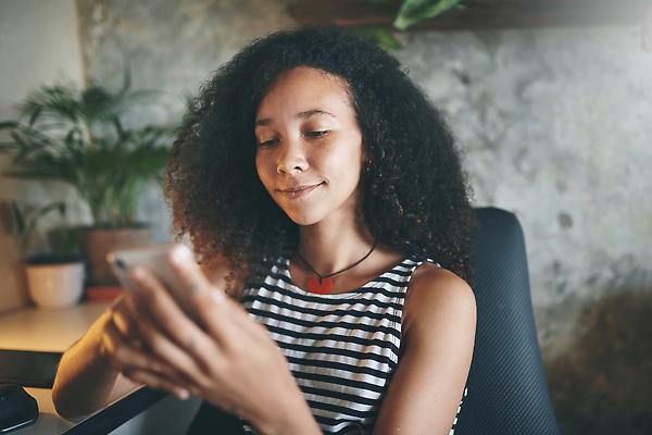 포토 JPG 해외이미지 직업 라이프스타일 여자 행복 인터넷 비즈니스 사업가 청소년 성공 무선통신 대화 한명 사람 성인 스마트폰 핸드폰 컴퓨터 사무실 뷰티 검은색 활발 장비 축하 잡기 작업 비즈니스우먼 연결 디자이너 종업원 멀리 카피스페이스 해외202310 해외포토 1 감정 컬러 컨셉 통신 모션 말하기 생활 전자제품 스마트기기 공백 직장인 파일형식