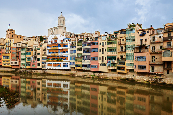 포토 JPG 해외이미지 전통 유럽 문화 여행 건축양식 휴가 거리 주택 풍경 사람없음 야외 건물 장식 물 여름 강 도시풍경 컬러풀 뷰티 성당 교회 여행객 마을 탑 바위 도시 중세 역사 스페인 지중해 타운 랜드마크 스페인어 옛날 해외202310 해외포토 자연요소 건축물 계절 건축 나라 바다 컬러 종교건축 사람 돌_바위 파일형식