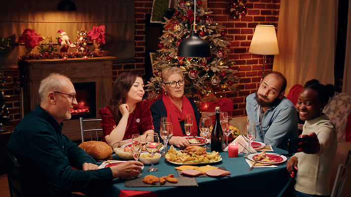 포토 JPG 해외이미지 여자 노년 남자 행복 음식 크리스마스 가족 식탁 조명 함께함 수저 대화 여러명 상반신 성인 앞모습 옆모습 빛 파티 식사 샴페인 연말 해외202310 해외포토 식기 기념일 감정 뷰포인트 다수 컨셉 관계 탁자 주류 말하기 사람 이벤트 파일형식