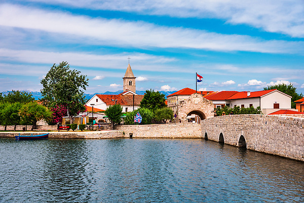 포토 JPG 해외이미지 바다 섬 건축양식 하늘 안테나 해변 사람없음 건물 물 파란색 관광지 하이앵글 도시풍경 교회 마을 탑 항구 도시 만 중세 역사 재산 지중해 소금 타운 크로아티아 석호 구시가지 다도해 달마시안 조감도 해외202310 해외포토 자연요소 건축물 건축 유럽 뷰포인트 컬러 여행 통신 종교건축 교통시설 풍경 금융 개 파일형식