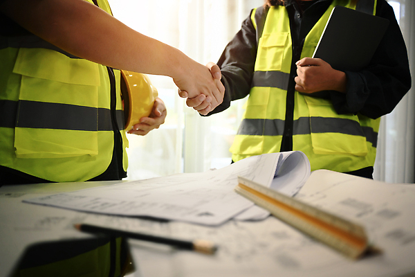 포토 JPG 해외이미지 여자 남자 건축 악수 자 들기 상반신 성인 두명 건설현장 설계도 안전모 건축가 계약체결 서류판 안전조끼 성인만 해외202310 해외포토 직업 모션 문구용품 건설업 사람 손짓 사무용품 헬멧 안전장비 계약 파일형식