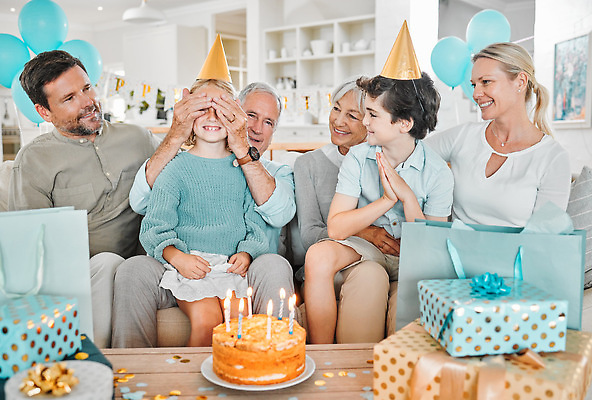 포토 JPG 해외이미지 여자 노년 남자 행복 어린이 촛불 가족 앉기 소년 여러명 성인 선물상자 케이크 눈가림 생일파티 풍선 서프라이즈 해외202310 해외포토 감정 다수 컨셉 초 관계 모션 디저트 선물 사람 상자 가림 생일 파일형식